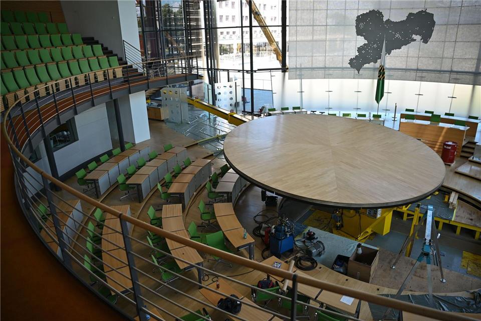 Im Plenarsaal laufen bereits Arbeiten am hydraulischen Saalwartungsgerät.Katharina Kausche/dpa