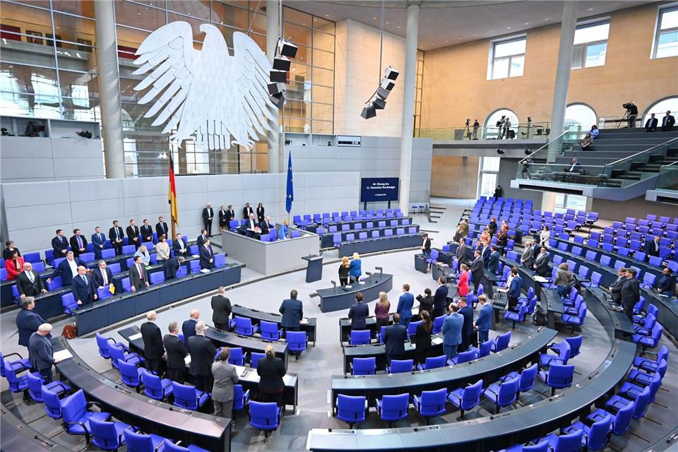 Im Plenum des Bundestags entscheidet sich der Rentenstreit - und vielleicht auch die Zukunft der Koalition. (Archivbild)Elisa Schu/dpa