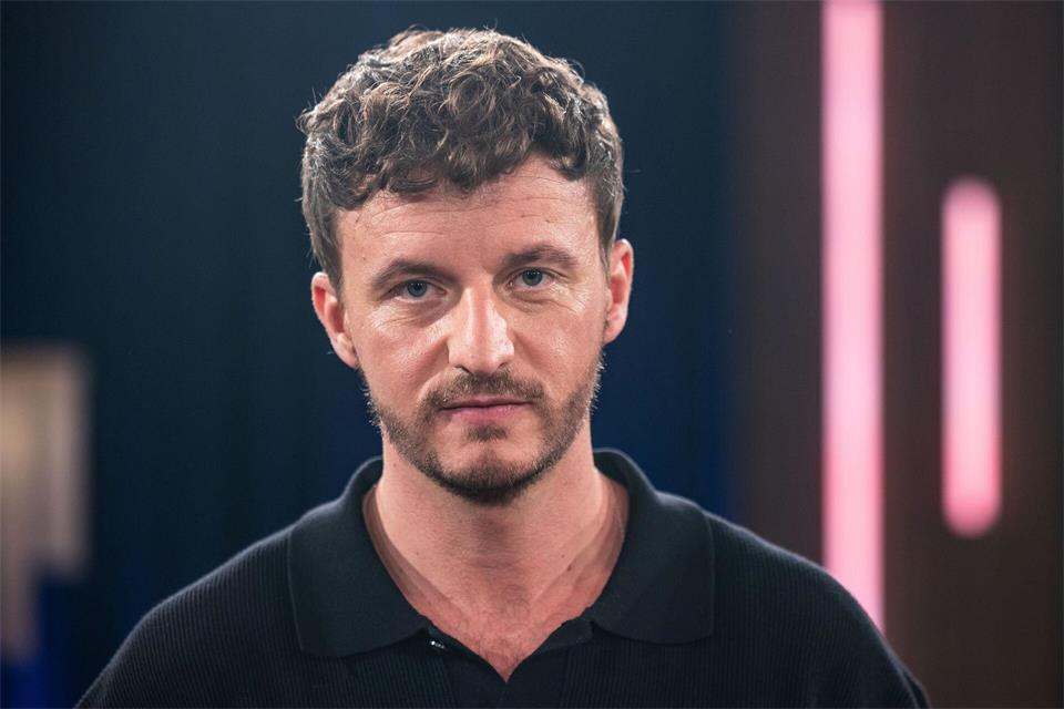 Im Podcast „Gemischtes Hack“ thematisieren Autor Tommi Schmitt und sein Co-Moderator Felix Lobrecht den Alltag, greifen politische und gesellschaftliche Themen auf und mischen das mit eigenen Anekdoten. (Archivbild) Oliver Berg/dpa