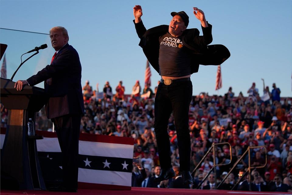 Im Präsidentenwahlkampf 2024 sprang Elon Musk (r) auf einer Bühne mit dem damaligen Präsidentschafts-Kandidaten Donald Trump herum. (Archivbild)Evan Vucci/AP/dpa