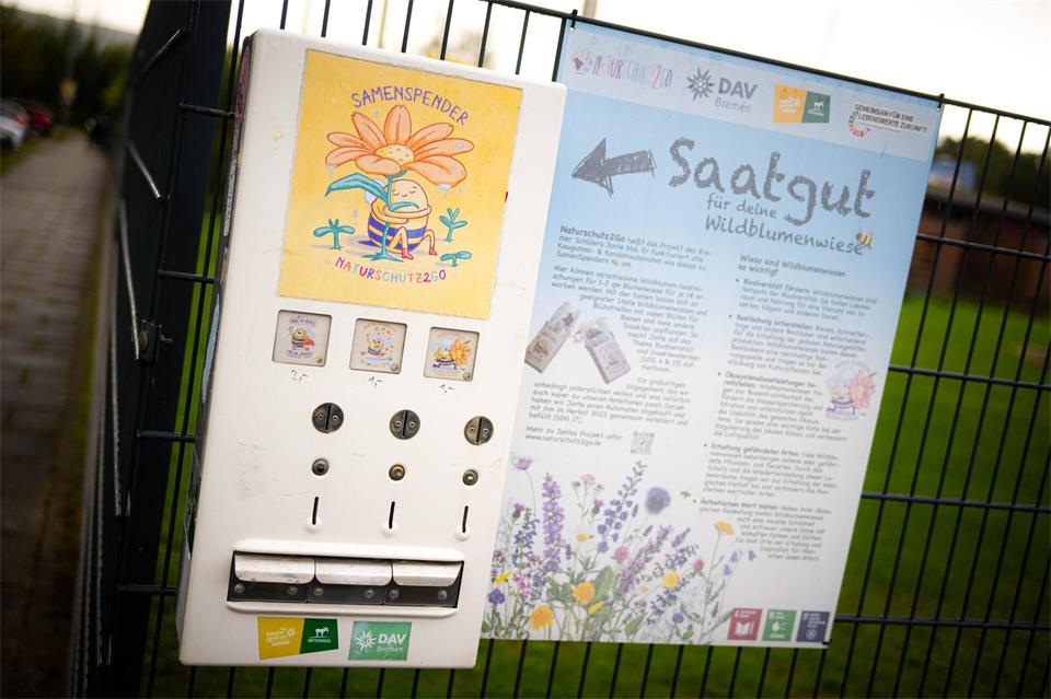 Im Projekt „Naturschutz2go“ werden ausgediente Kaugummi- oder Kondomautomaten in Saatgutautomaten umgewandelt. Sina Schuldt/dpa