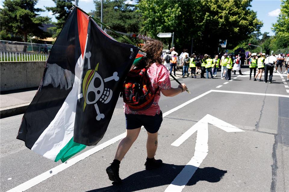 Im Protestzug sind viele Palästinenserflaggen zu sehen. Cyril Zingaro/KEYSTONE/dpa
