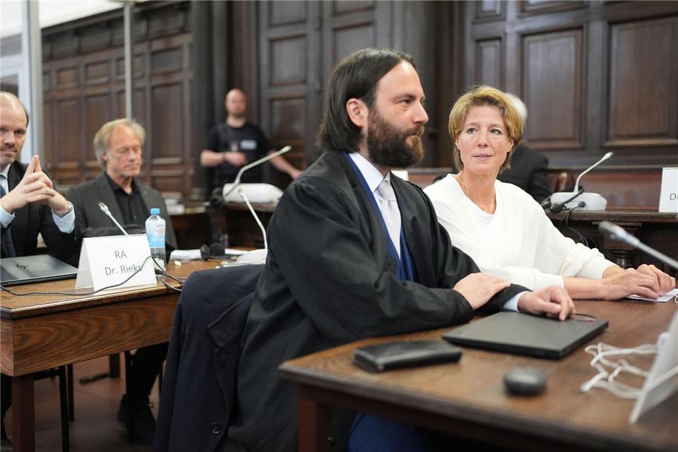 Im Prozess gegen Christina Block, ihren Lebensgefährten Gerhard Delling (zweiter von links) und fünf weitere Angeklagte geht es seit mehr als 40 Verhandlungstagen um die Frage, ob die Mutter ihre Kinder vom Wohnort ihres Ex-Manns in Dänemark illegal zurückholen ließ. (Archivbild)Marcus Brandt/Pool dpa/dpa