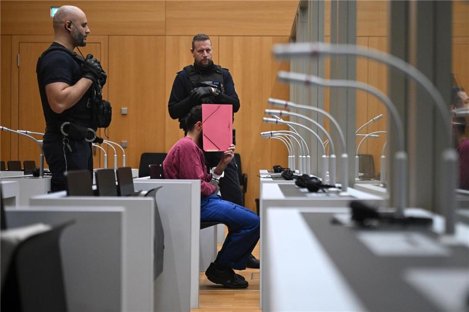 Im Prozess gegen Sulaiman A. nach dem tödlichen Messerangriff auf dem Mannheimer Marktplatz im Mai 2024 will das Oberlandesgericht Stuttgart am Dienstag sein Urteil verkünden. (Archivbild)Marijan Murat/dpa