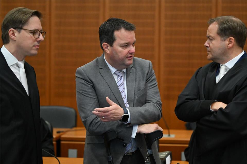 Im Prozess gegen den ehemaligen DFB-Schatzmeister Stephan Osnabrügge (M) gab es einen Zwischenbericht der Richterin. (Archivbild)Arne Dedert/dpa
