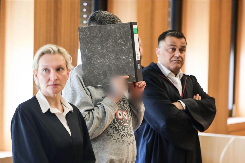 Im Prozess gegen den wegen etlicher Todesfälle angeklagten Pfleger in Aachen hat die Staatsanwaltschaft eine lebenslange Freiheitsstrafe für den Angeklagten gefordert. (Archivbild)Oliver Berg/dpa