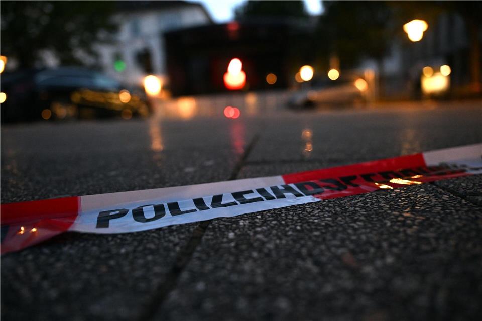 Im Prozess um den Solinger Terroranschlag hat ein Mann ausgesagt, der schwer verletzt wurde. In seinen Armen starb seine Ehefrau. (Archivbild)Federico Gambarini/dpa