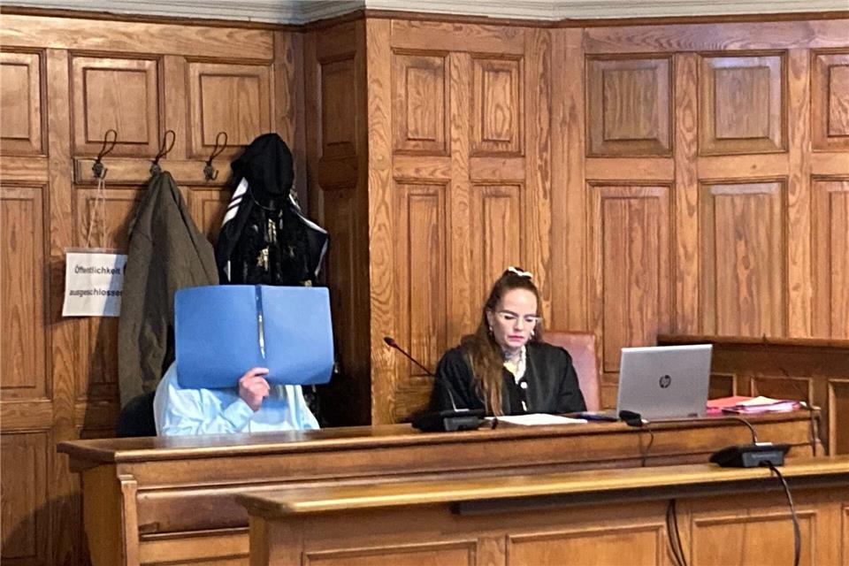 Im Prozess um die jahrelange Misshandlung seiner Familie ist ein Mann vor dem Landgericht Bremen zu einer Haftstrafe verurteilt worden. Mirjam Uhrich/dpa