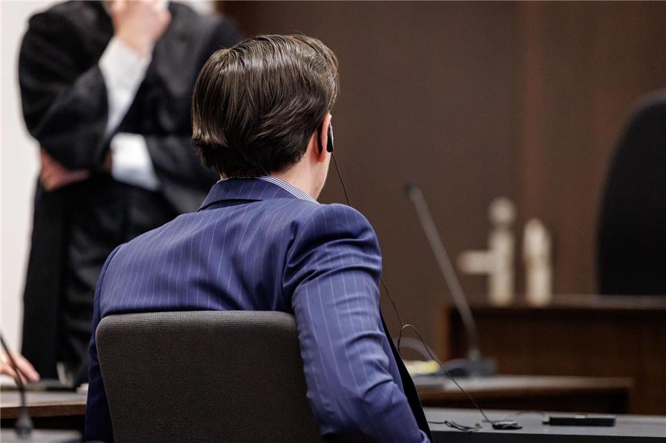 Im Prozess um die tödlichen Schüsse auf einer Fürther Hochzeit droht dem Angeklagten lebenslange Haft wegen Mordes. (Archivbild)Daniel Karmann/dpa