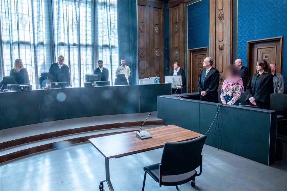 Im Prozess um einen Brandanschlag auf ein Wohnmobil mit drei schlafenden Menschen darin sind am Landgericht Schwerin hohe Haftstrafen verhängt worden. (Archivbild)Jens Büttner/dpa