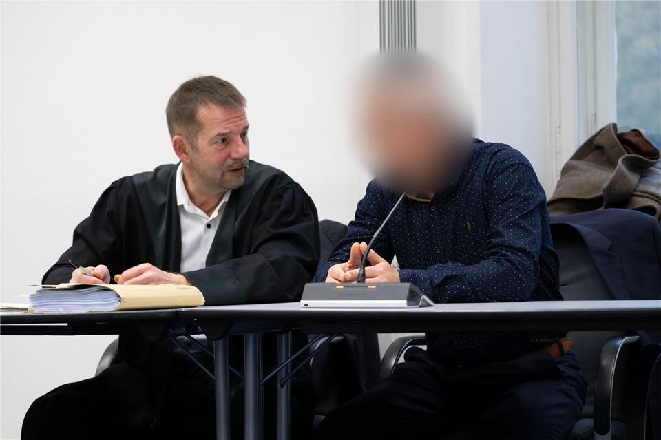 Geständnis im Prozess um sieben Giftanschläge auf Ehefrau  Im Prozess um mehrere Giftanschläge hat der Angeklagte (rechts) ein Geständnis abgelegt. (Archivbild)Pia Bayer/dpa