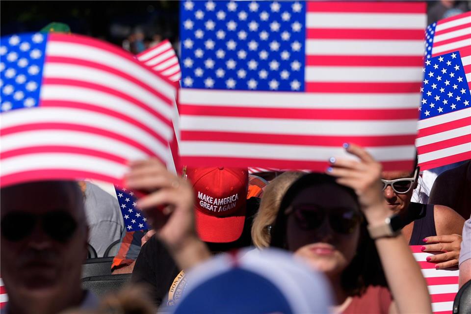 Im Publikum waren US-Flaggen und Kappen der MAGA-Bewegung (Make America Great Again) zu sehen. Jen Golbeck/AP/dpa