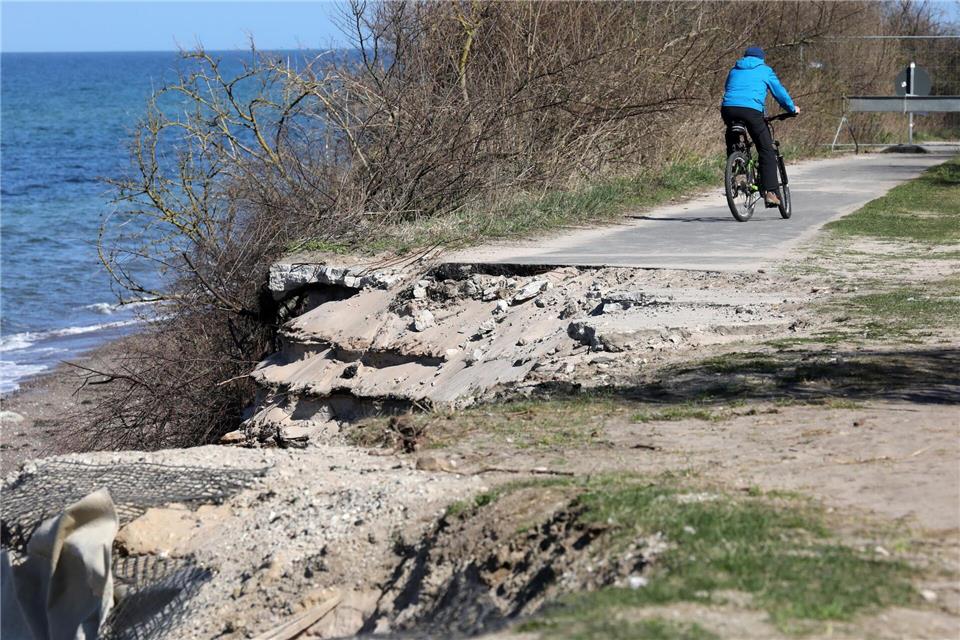 Im Radwegenetz Mecklenburg-Vorpommerns gibt es immer wieder Strecken mit Sanierungsbedarf. (Illustration)  picture alliance / Bernd W�stnec