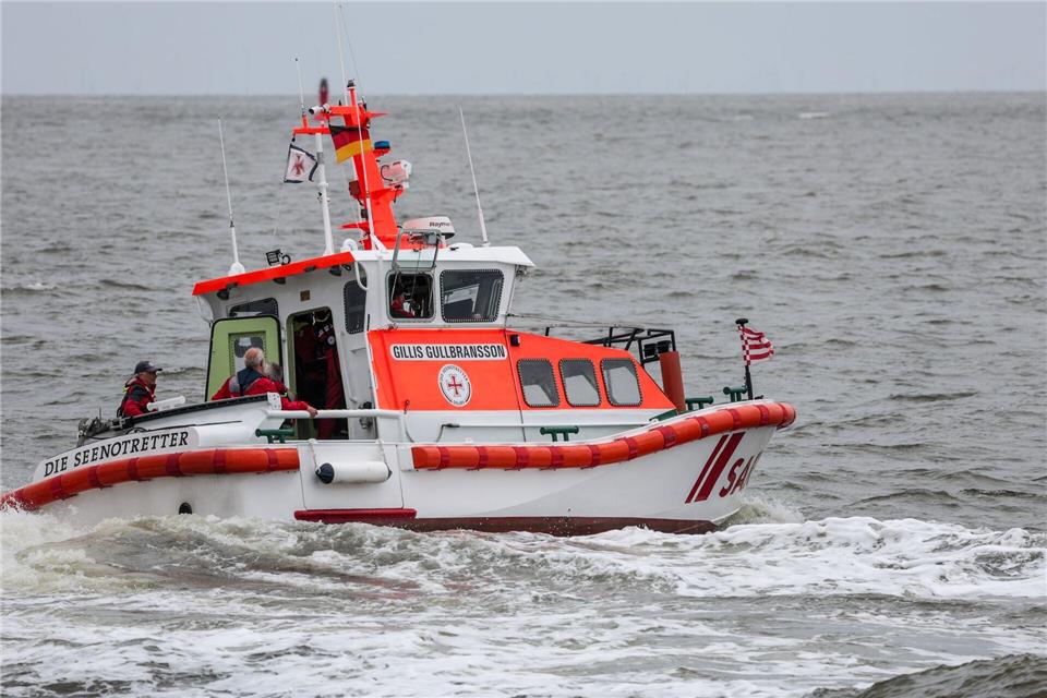 Im Rahmen der Amtshilfe haben Seenotretter mitten im Wintersturm einen kranken Patienten von Spiekeroog an Land gebracht. (Symbolbild) Focke Strangmann/dpa
