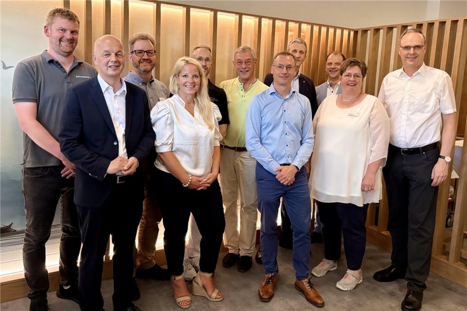 Im Rahmen der Einweihung freuen sich die Beteiligten aus Krankenhaus, Aufsichtsrat und Rotary Club über den neuen Raum der Geborgenheit des St.-Marien-Hospitals, der nun erfolgreich in den Krankenhausbetrieb integriert wurde.