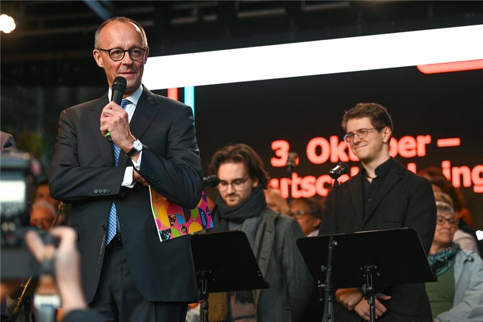 Im Rahmen der Initiative „Deutschland singt & klingt“ sang Bundeskanzler Friedrich Merz (CDU) das Lied „We Shall Overcome“ in Halle (Saale) mit. Heiko Rebsch/dpa