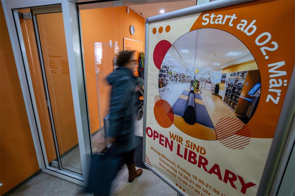 Im Rahmen der Open Library können Menschen auch jenseits der regulären Öffnungszeiten in Schwerin die Bibliothek nutzen. (Archivbild)Jens Büttner/dpa