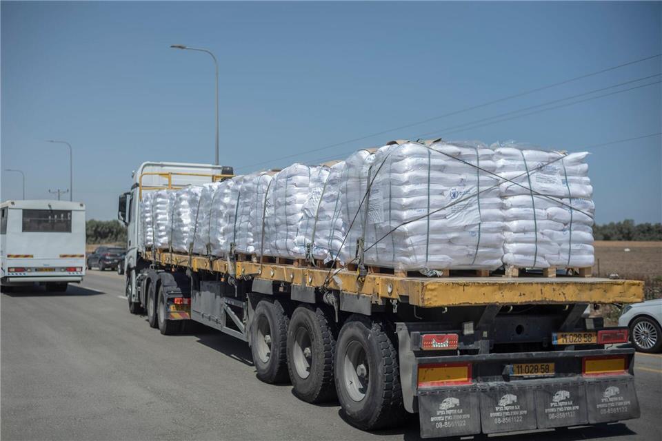 Im Rahmen der Waffenruhe-Vereinbarung sollen pro Tag 600 Lkw mit Hilfsgütern in den Gazastreifen kommen. (Archivbild)ILIA YEFIMOVICH/dpa