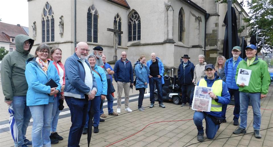 Im Rahmen des Borkener Jubiläumsstadtfestes und des Tags des offenen Denkmals nahm Dr. Andreas Wunschel von der LWL-Archäologie für Westfalen (kniend) Interessierte mit auf einen besonderen Spaziergang durch die Geschichte der Stadt. Die archäologische Stadtführung führte zu ausgewählten Fundstellen und Projekten der vergangenen Jahre
