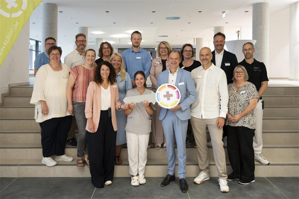 Im Rahmen einer internen Feierlichkeit erfolgte die symbolische Schlüsselübergabe an die zuständigen Fachbereiche im neuen Erweiterungsbau – ein Zeichen für das Zusammenspiel verschiedener Abteilungen zugunsten der bestmöglichen Patientenversorgung. Die Mitarbeitenden des Borkener Krankenhauses wurden regelmäßig über den Baufortschritt informiert und konnten die neuen Bereiche bereits bei Führungen durch die Projektgruppen kennenlernen.