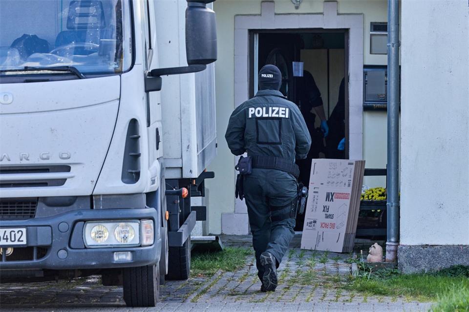 Im Rahmen von Ermittlungen zur mutmaßlichen Verbreitung von Nazi-Musik durchsuchen zahlreiche Polizisten Objekte.Jens Büttner/dpa