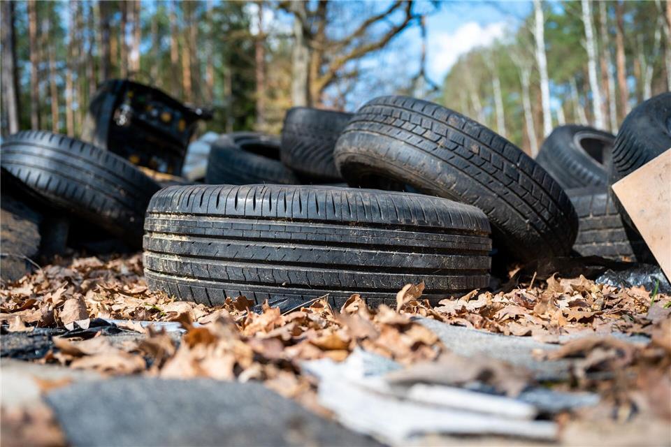Im Rande von Walgebieten rund um Heiden wurden inzwischen rund 200 entsorgte Reifen durch die Gemeinde gefunden. Sie geht nun dem Täter nach.