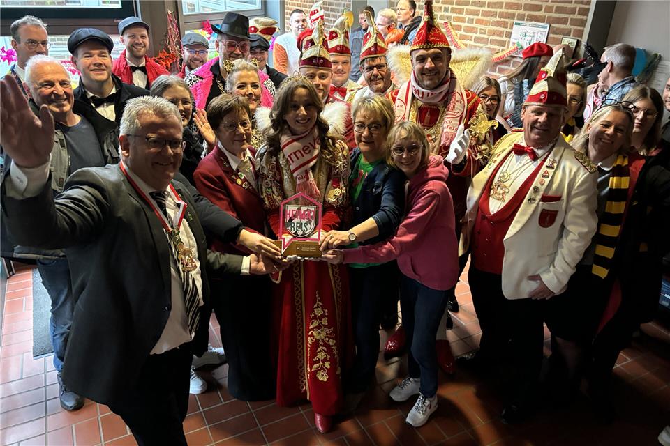 Im Rathaus-Foyer haben die Karnevalisten den Heimatpreis entgegen genommen.