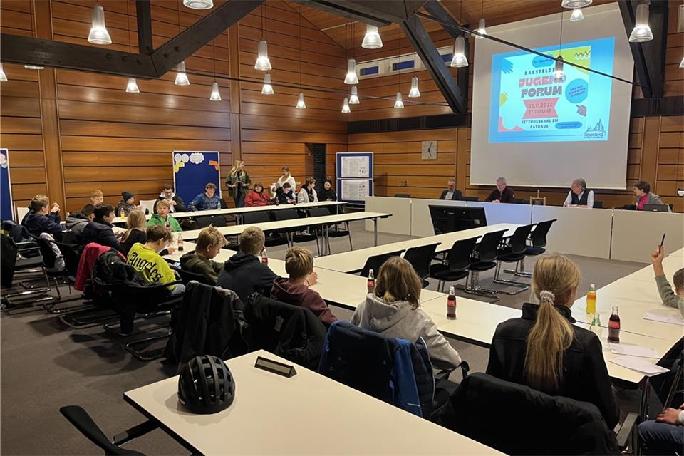 Im Rathaus haben sich die Teilnehmer des ersten Raesfelder Jugendforums getroffen.