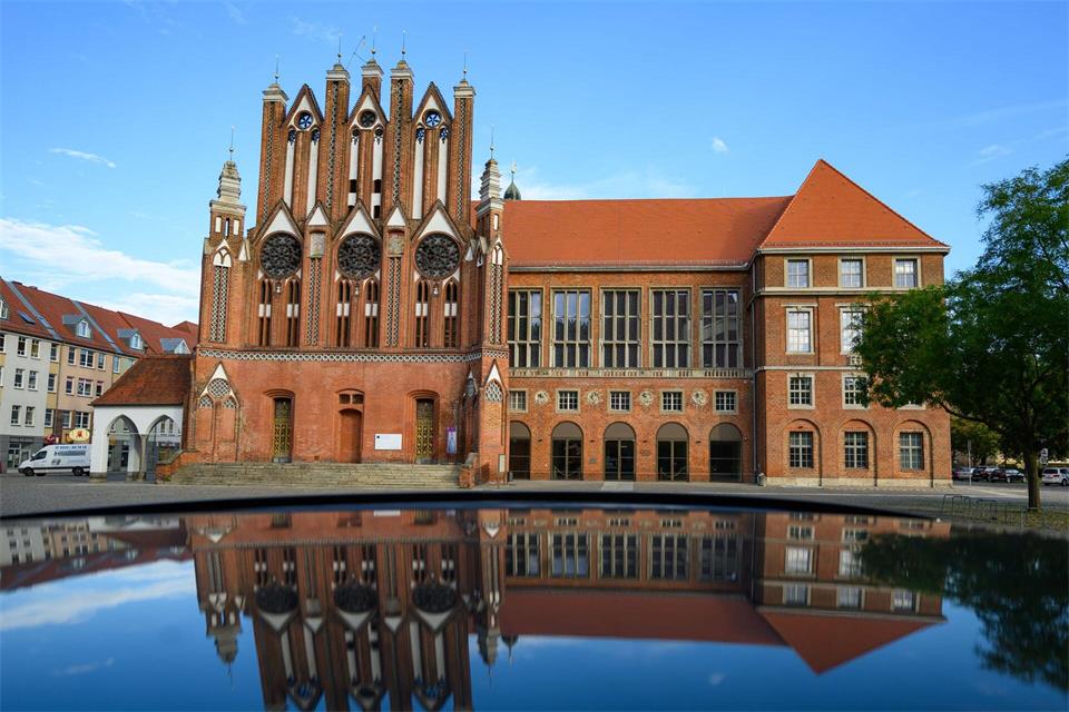 Im Rathaus von Frankfurt (Oder) kommen Vertreter der Polizei und anderer Behörden mit Oberbürgermeister Axel Strasser (parteilos) wegen einer Gewaltattacke Jugendlicher vor einer Schule zu einer Sicherheitskonferenz zusammen. (Symbolbild)Patrick Pleul/dpa