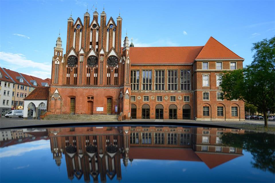 Im Rathaus von Frankfurt (Oder) kommen Vertreter der Polizei und anderer Behörden mit Oberbürgermeister Axel Strasser (parteilos) wegen einer Gewaltattacke Jugendlicher vor einer Schule zu einer Sicherheitskonferenz zusammen. (Symbolbild)Patrick Pleul/dpa