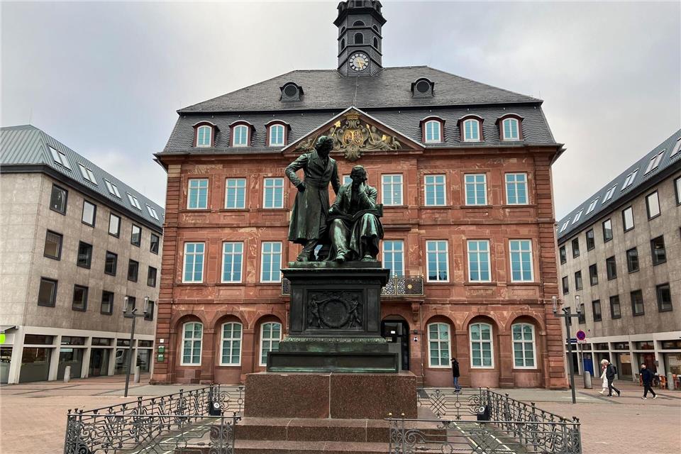 Im Rathaus wird die Politik für die nun bald eigenständige Stadt Hanau gemacht. (Archivbild)Michael Bauer/dpa