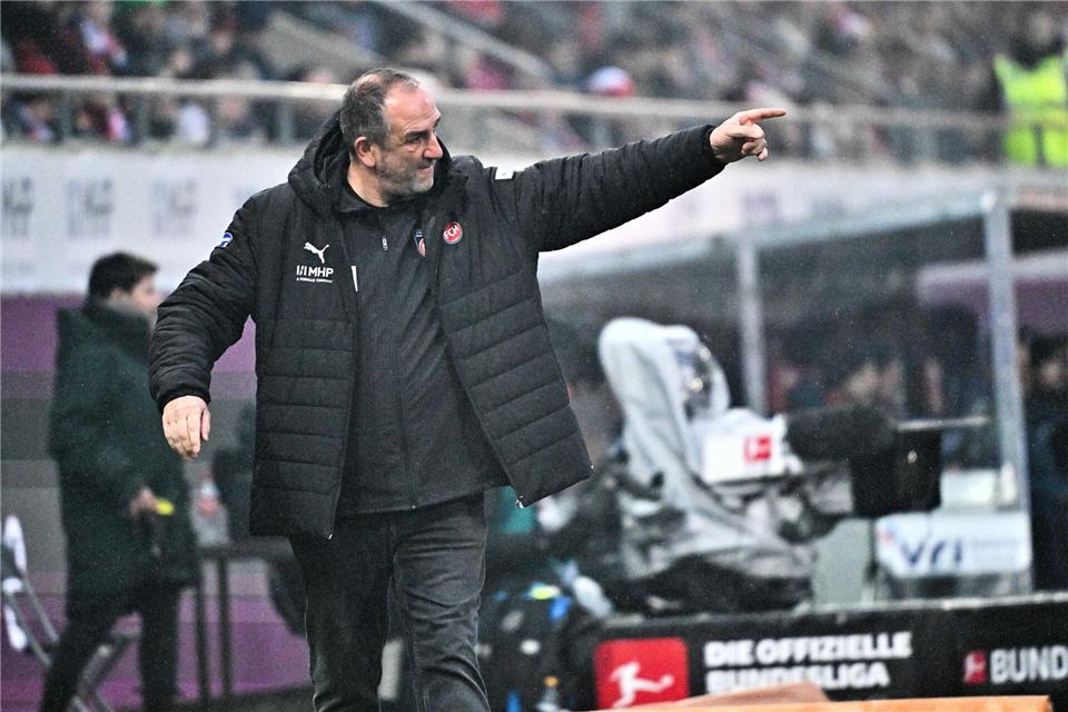 Im Regen trieb Heidenheims Trainer Frank Schmidt seine Elf gegen Freiburg an.Jan-Philipp Strobel/dpa