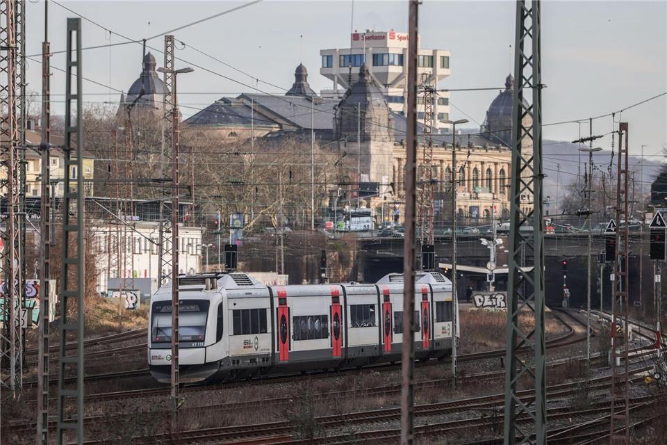 Im Regionalverkehr können Reisende je nach Bauphase und je nach Reiseziel auf eine Verbindung mit dem Zug hoffen.Oliver Berg/dpa
