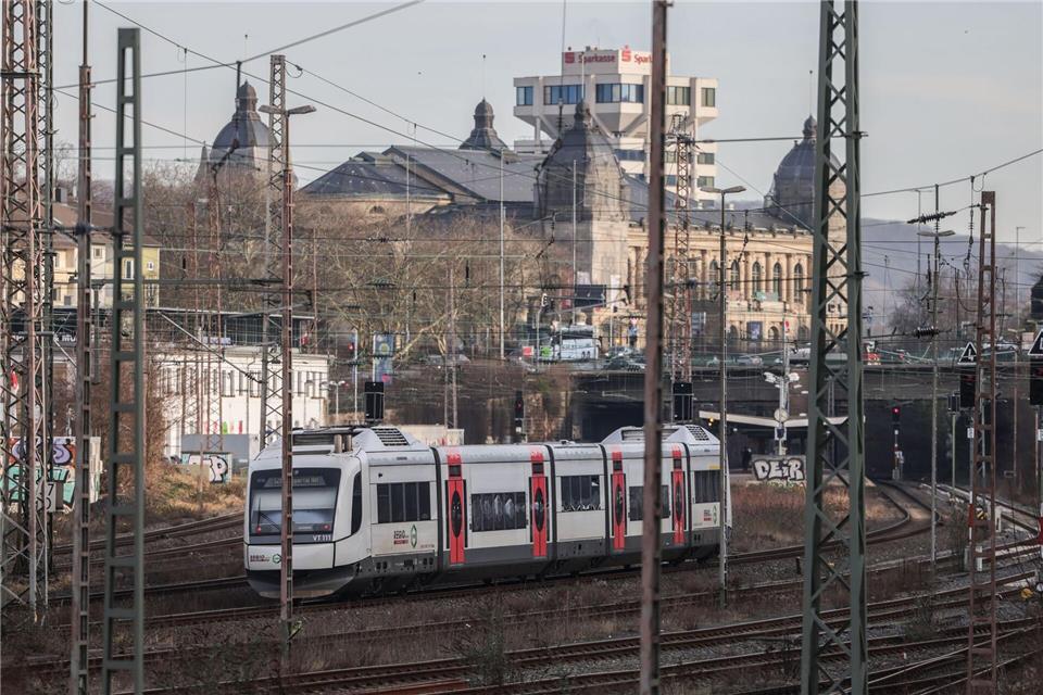 Im Regionalverkehr können Reisende je nach Bauphase und je nach Reiseziel auf eine Verbindung mit dem Zug hoffen.Oliver Berg/dpa
