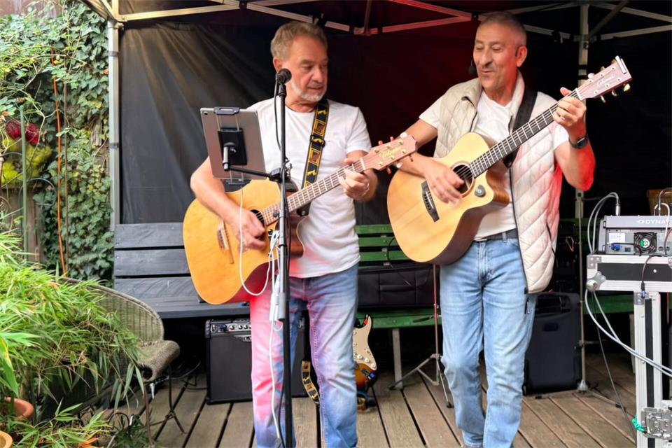 Im Restaurant zur Schlosskapelle machen Danielo & Raffa Musik.