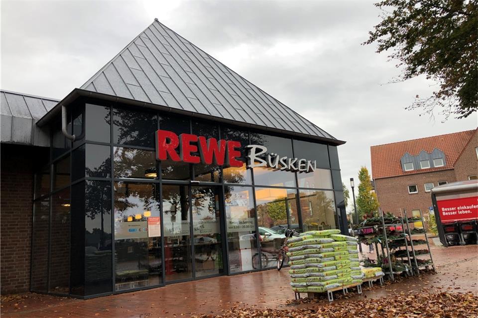 Im Rewe-Markt von David Büsken gehen die Kunden immer vorsichtiger einkaufen.