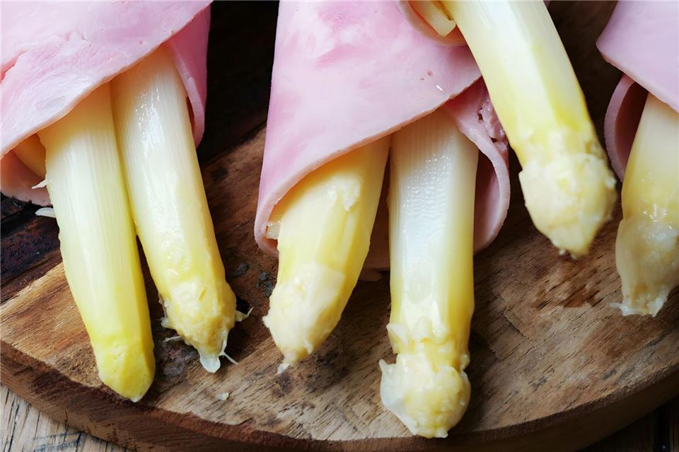 Im Rezept heißt es: Die Schinkenscheiben mit je einer Scheibe Gouda und zwei gekochten Spargelstangen belegen und zusammenrollen.Steffi Sinzenich/gaumenfreundin.de/dpa-tmn