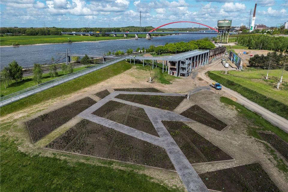 Im Rheinpark in Duisburg entstehen bereits die Beete. Der Skywalk zum Rhein soll eines der Highlights werden.Oliver Berg/dpa