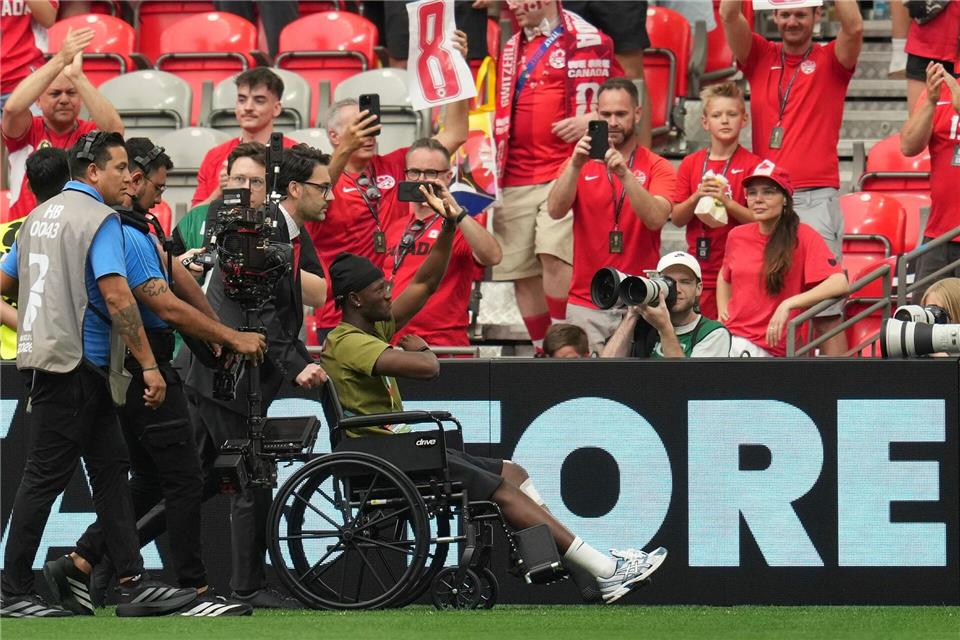 Im Rollstuhl: Koné wird im Stadion begrüßt.Abbie Parr/AP/dpa