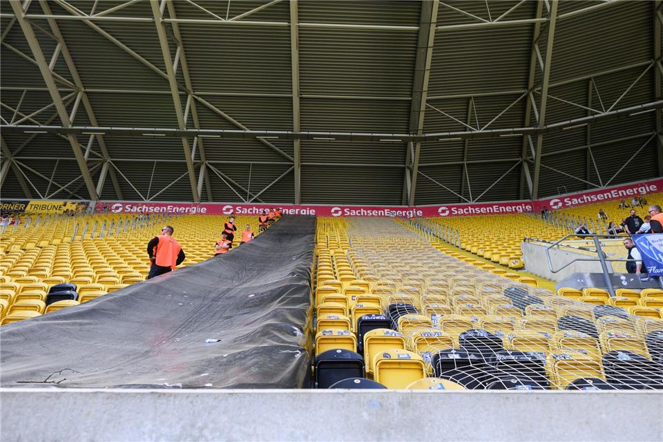 Im Rudolf-Harbig-Stadion wurden erste Details des überarbeiteten Sicherheitskonzepts umgesetzt. So wurde der Gäste-Sitzbereich mit einer Plane und einem Netz zusätzlich gesichert. Robert Michael/dpa