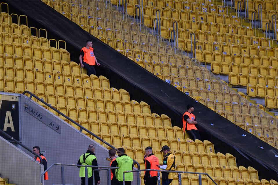 Im Rudolf-Harbig-Stadion wurden schon erste Details des neuen Sicherheitskonzeptes umgesetzt. Eine Plane und ein Netz wurden vor dem Gästeblock im Sitzbereich installiert.Robert Michael/dpa