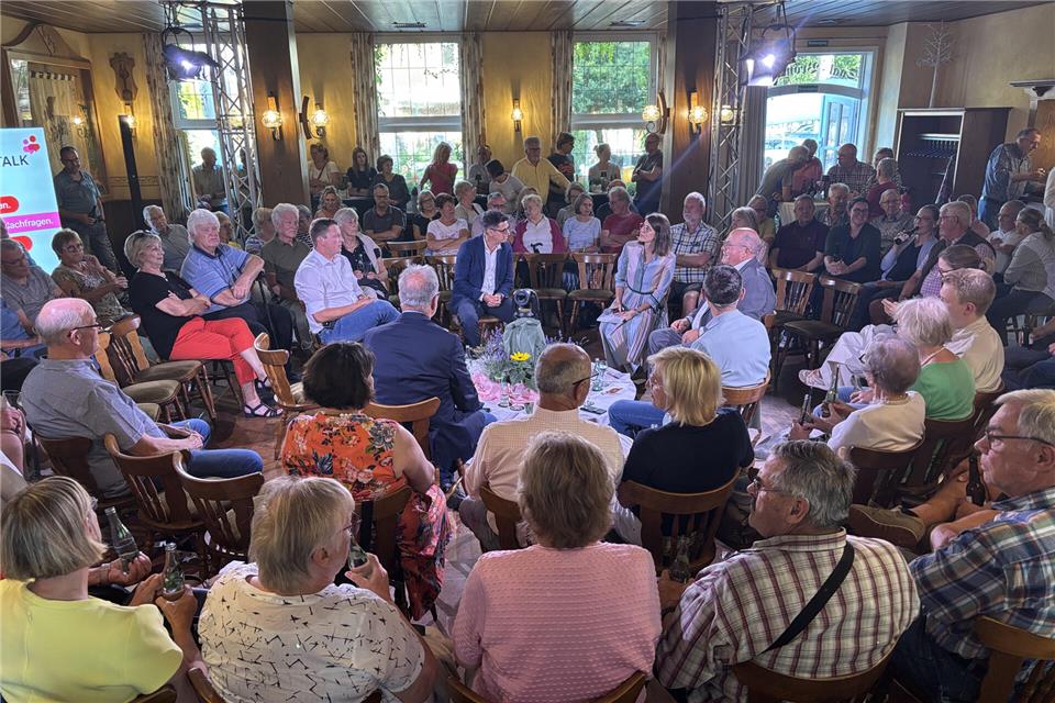 Im Saal Brömmel-Wilms saßen die vier Bürgermeister-Kandidaten und die Moderatoren Christina Schlottbom und Edgar Rabe in der Mitte des Runds des Publikums.