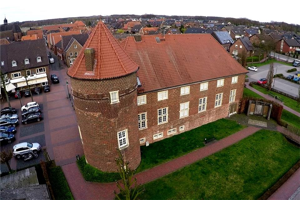 Im Saal der Burg Ramsdorf kommt der Stadtrat regelmäßig zusammen. Frauen waren dort bislang eher unterrepräsentiert. Auch auf den Wahllisten dieser Kommunalwahl stehen mehrheitlich Männer.