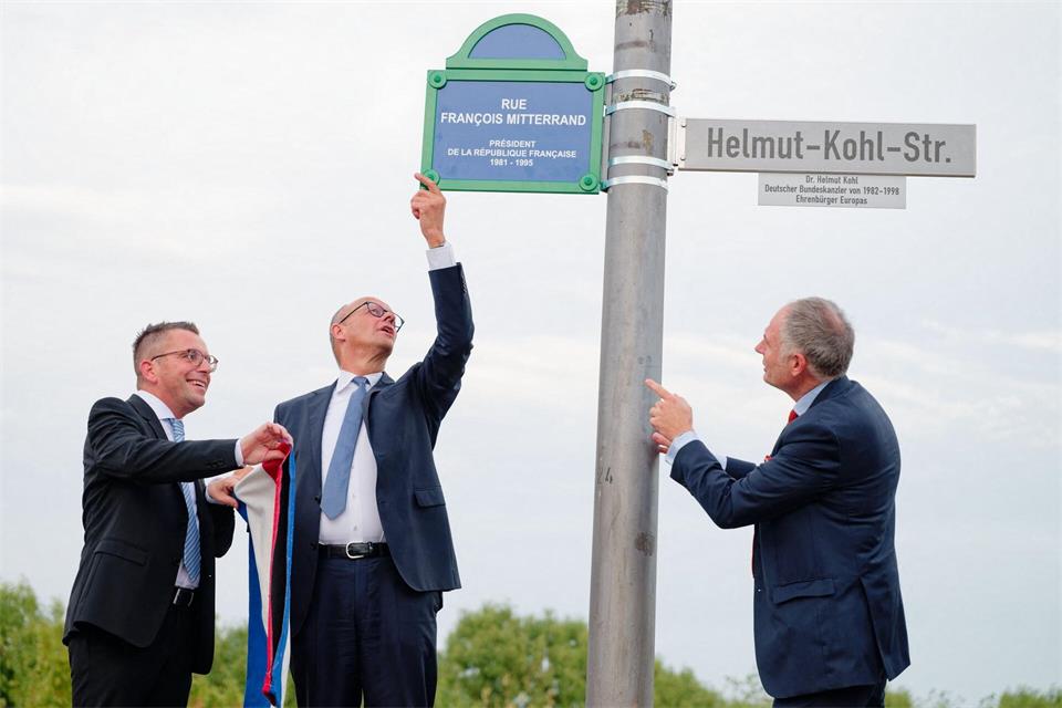 Im Saarland erinnern künftig zwei Straßen an den früheren Bundeskanzler Helmut Kohl (1930-2017) und den ehemaligen französischen Staatspräsidenten François Mitterrand (1916-1996).Uwe Anspach/dpa