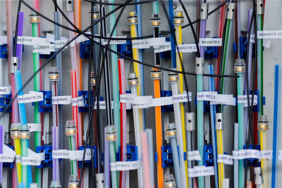 Im Saarland gibt es im Zusammenhang mit dem Ausbau des Glasfasernetzes Ermittlungen (Symbolbild)Rolf Vennenbernd/dpa