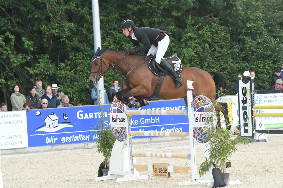 Im Sattel seiner Stute Lajacuma NRW erreichte der Heidener Hendrik Dowe beim Hauptspringen in Metelen die Siegerrunde und landete am Ende auf dem zweiten Rang.