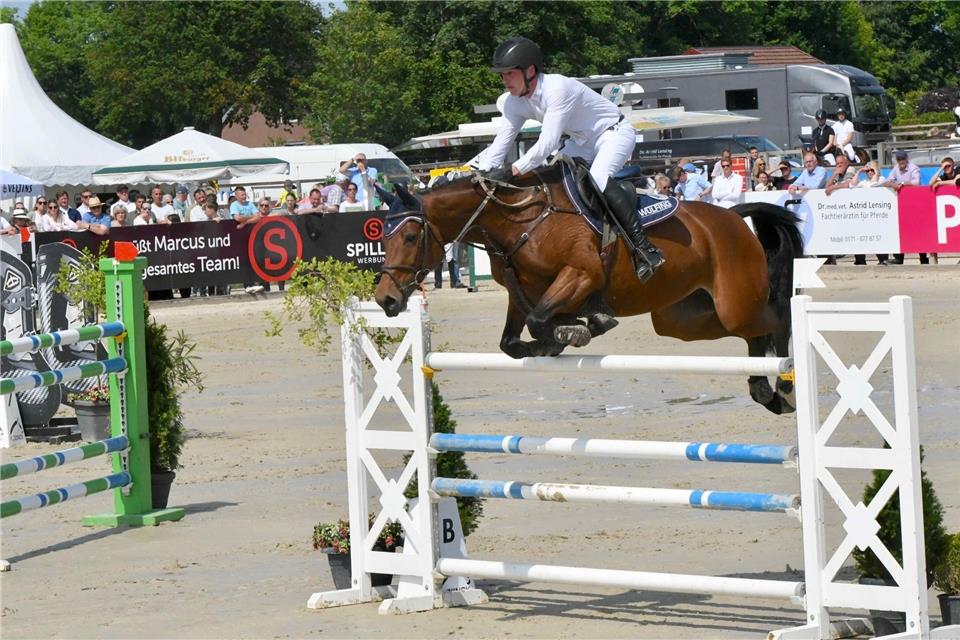 Im Sattel seiner Stute Lajacuma NRW gewann der Heidener Hendrik Dowe beim Turnier in Barlo-Bocholt eine Springprüfung der Klasse S* (1,40 m).
