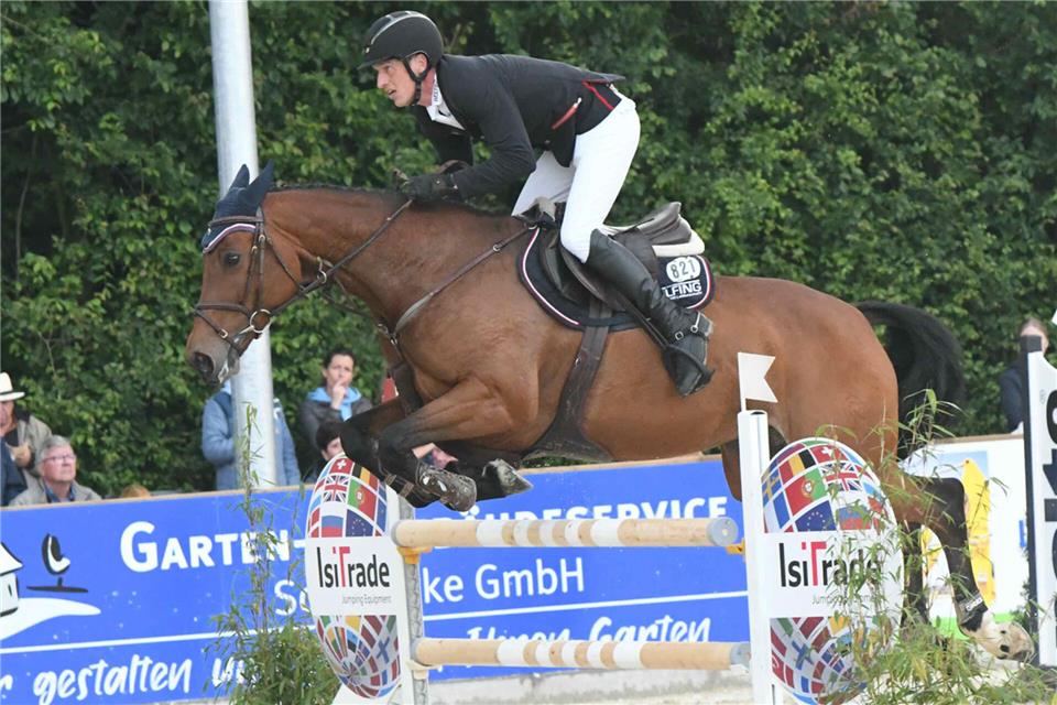 Im Sattel seiner Stute Lajacuma gewann der Heidener Hendrik Dowe in Balve das Eröffnungsspringen, eine schwere CSI2*-Prüfung.