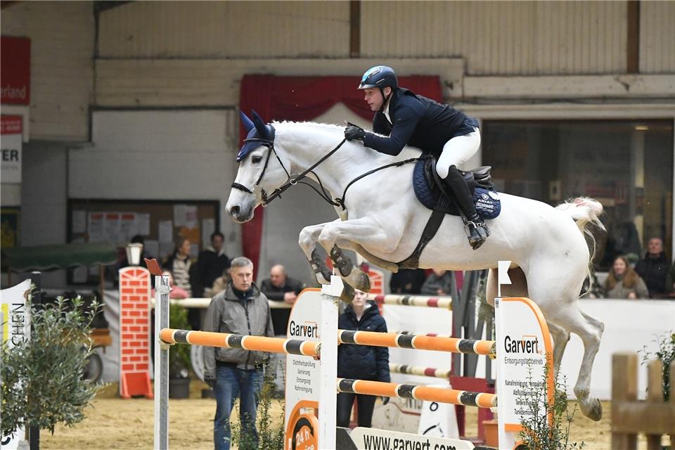 Johannes Ehning Zweiter im „Großen Preis“ Im Sattel sicherte sich der für Stadtlohn startende Borkener Johannes Ehning beim Hauptspringen der „Löwen Classics“ in Braunschweig den zweiten Rang.