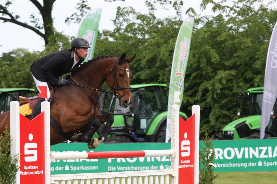 Im Sattel von Lemon Tree gewann Hermann Ostendarp vom ZRFV Borken beim Turnier in Lembeck ein M*-Springen mit Stechen.
